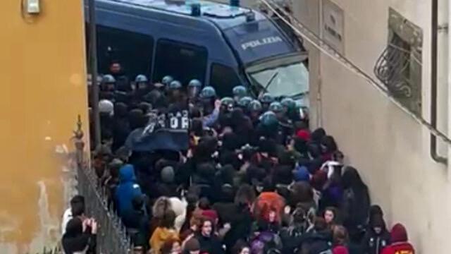 La Polizia manganella studenti in corteo per la Palestina a Pisa I docenti del Liceo artistico Russoli richiedono giustizia!